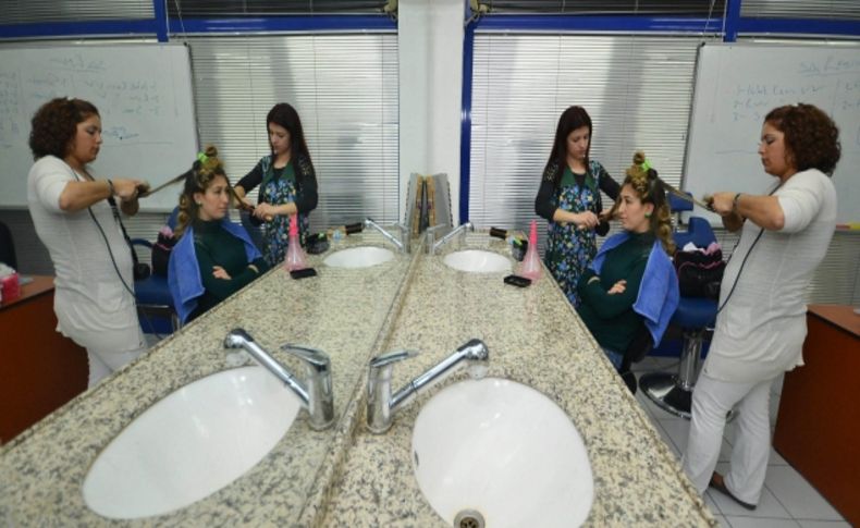 İzmir Büyükşehir Belediyesi'nin meslek edindirme kursları ilgi görüyor