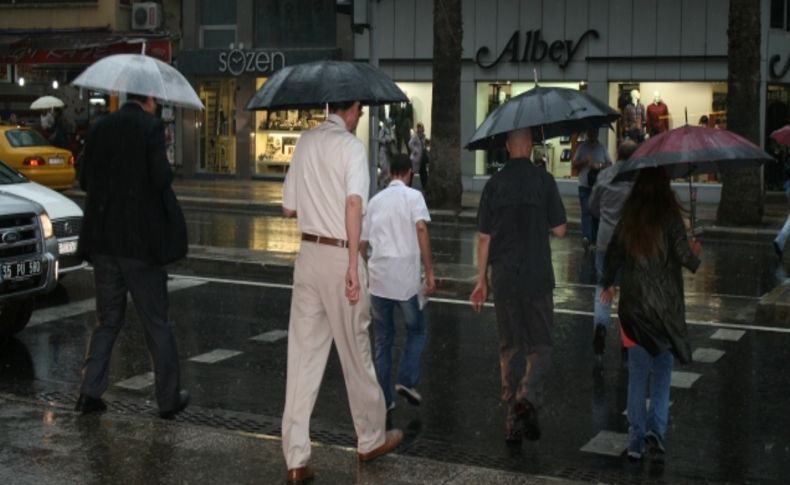 İzmir güne yağmurla başladı