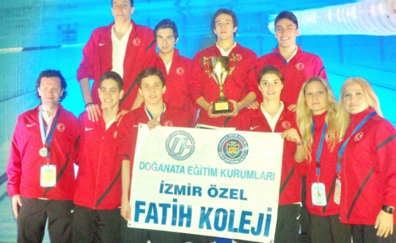 İzmir Özel Fatih Koleji'nin yüzme takımı dünya ikincisi oldu