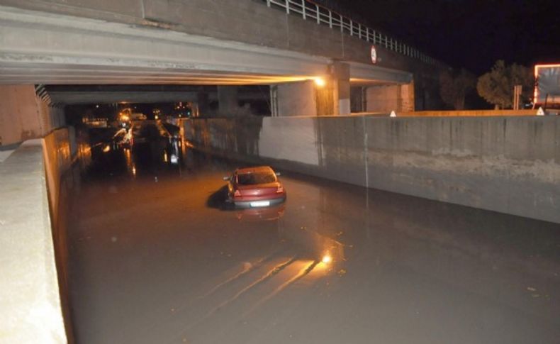 İzmir'de altgeçitleri yine su bastı