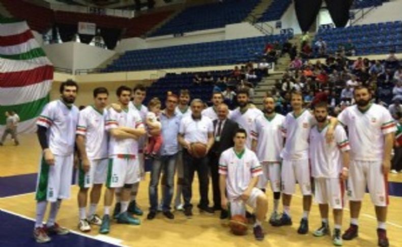İzmir'de basket salonlarını 'sirk'e çevirdiler!