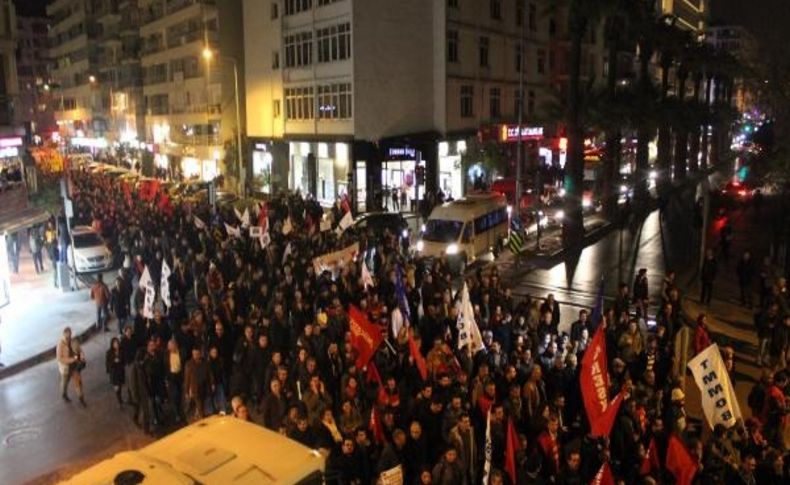 Izmir'de 'bakanlar Yetmez, Hükümet Istifa' Eylemi