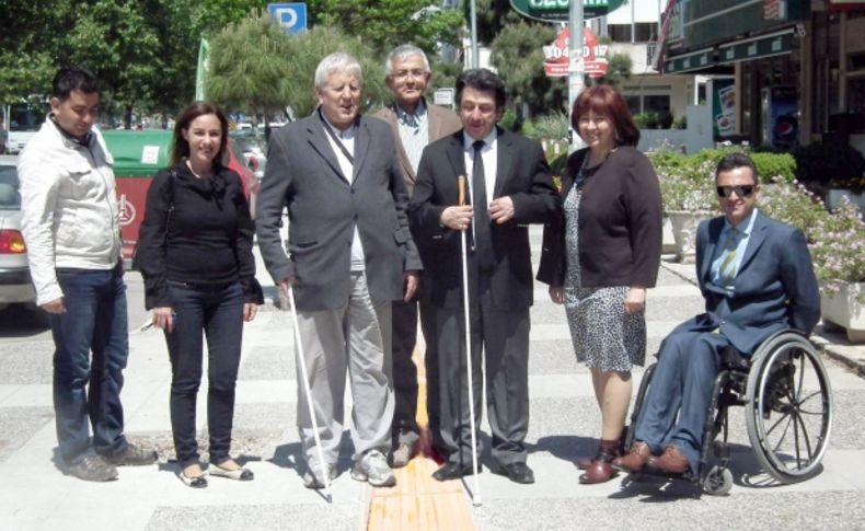 İzmir'de görme engelliler için 4 kilometrelik kaldırım yapıldı