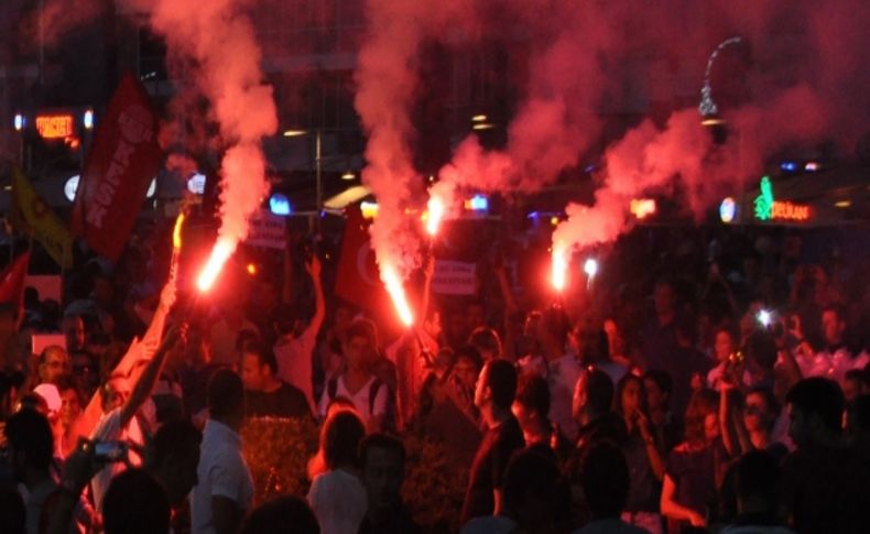 İzmir'de meşaleli 'Gezi Parkı' eylemi