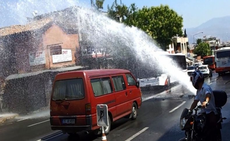 İzmir'de patlayan su borusu caddeyi şelaleye çevirdi