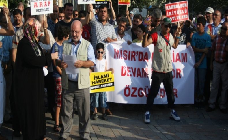 İzmir'de STK'lar Mısır’daki katliamı protesto etti