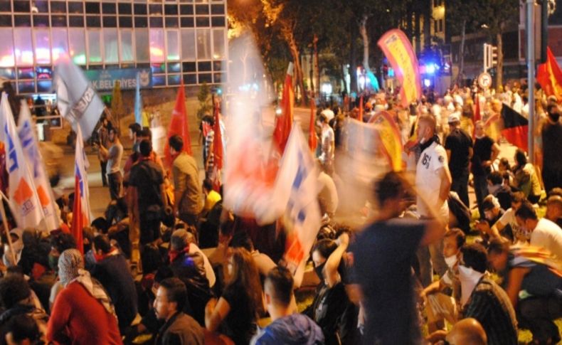 İzmir’deki gezi parkı protestosunda polisin sağduyusu olayları önledi