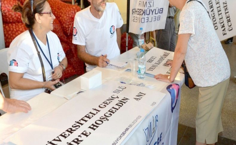 İzmir'e üniversiteye gelen gençleri Çağdaş Eğitim Vakfı otogarda karşılıyor