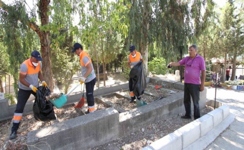 İzmir'in Karşıyaka ilçesinde mezarlıklara bakım yapıldı