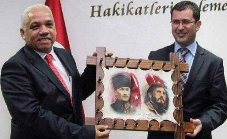 İzmirli başkanın hediyesini Kılıçdaroğlu'na gösterdi
