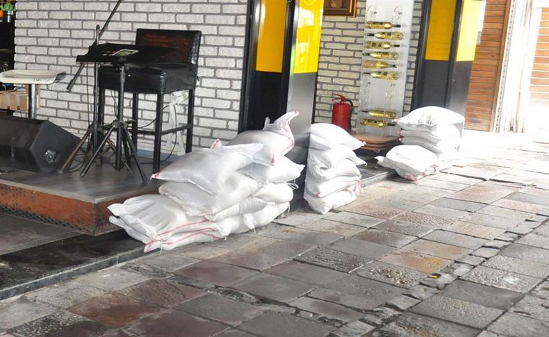 İzmirli işletmecilerden fırtınaya karşı kum torbalı önlem