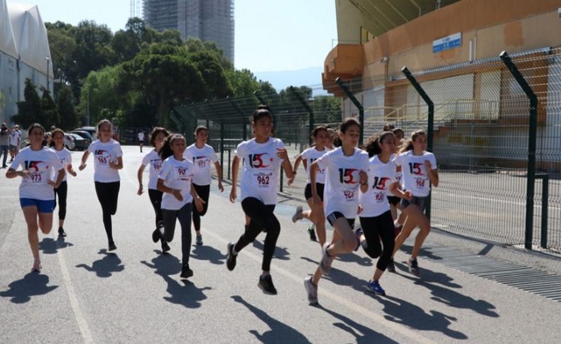İzmirli sporcular 15 Temmuz şehitleri için koştu