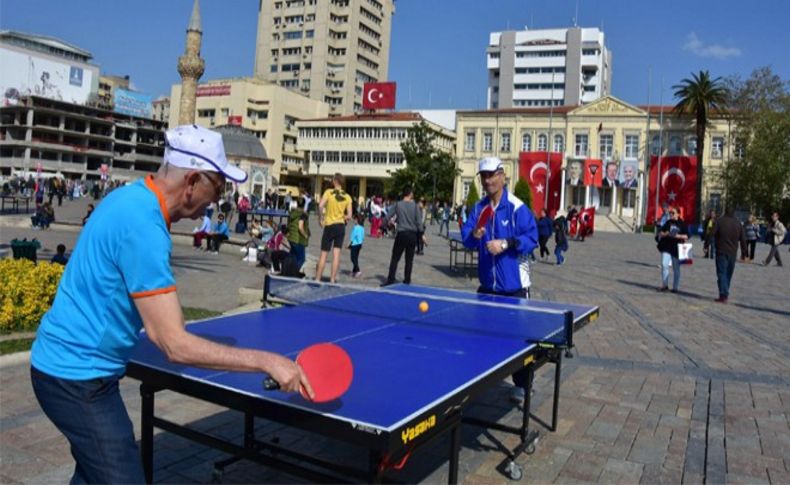 İzmirliler Saat Kulesi etrafında masa tenisi oynadı