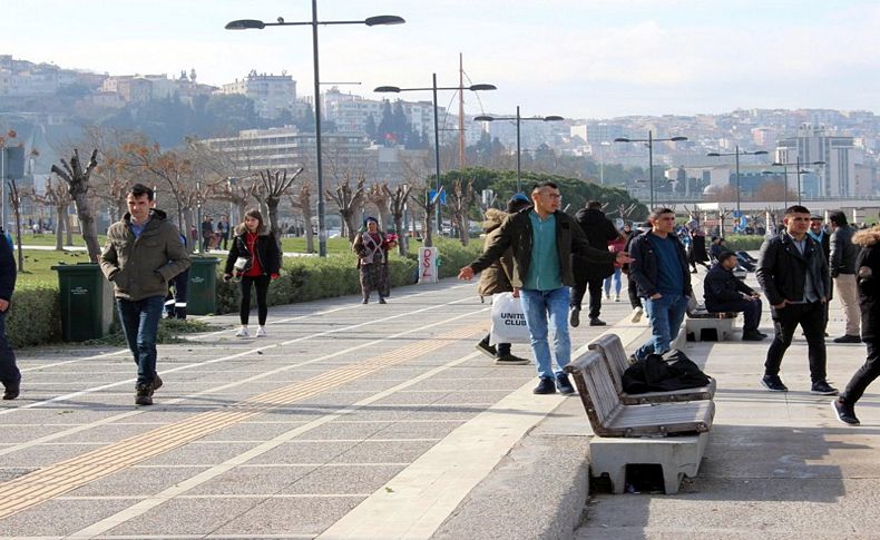 İzmirliler uzun süre sonra güneşli havanın tadını çıkardı