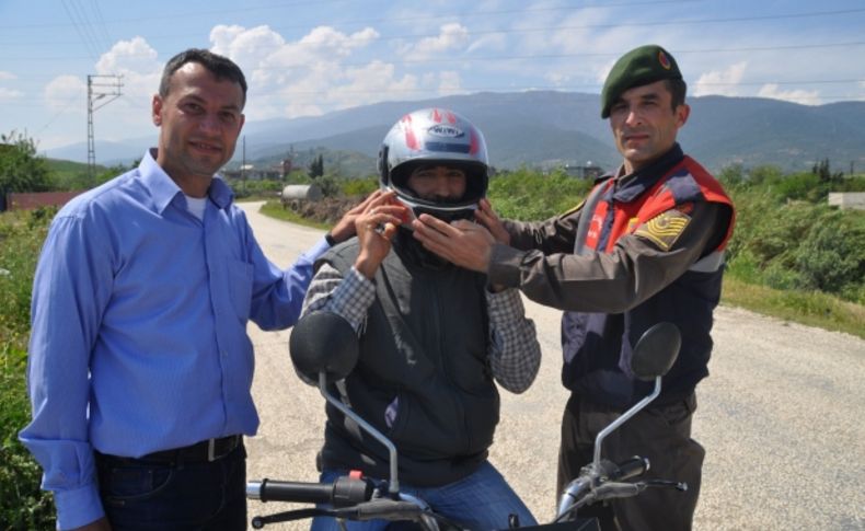 Jandarma trafik ekipleri motosiklet sürücülerine kask dağıttı