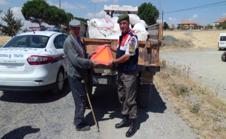 Jandarma, traktör sürücülerine ceza yerine reflektör verdi