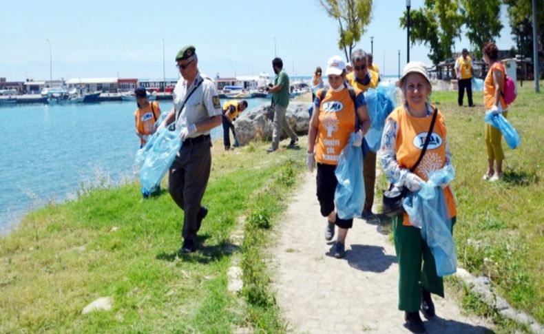 Jandarma, Yumurtalık sahilini temizledi