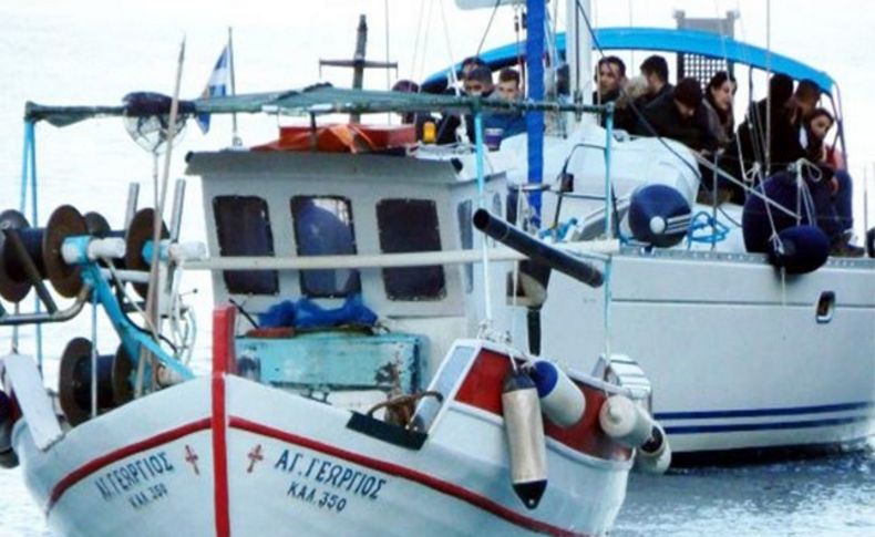 55 kaçak Ege sularında 2 gün sürüklendi, balıkçılar buldu