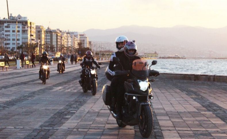 Kadın motorcular asfalt yakıyor