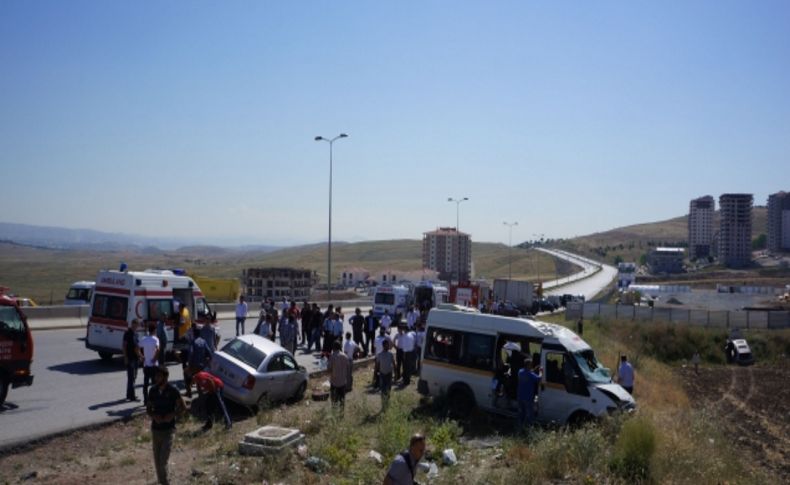 Kadın işçileri taşıyan minibüs takla attı, 18 yaralı var (1)