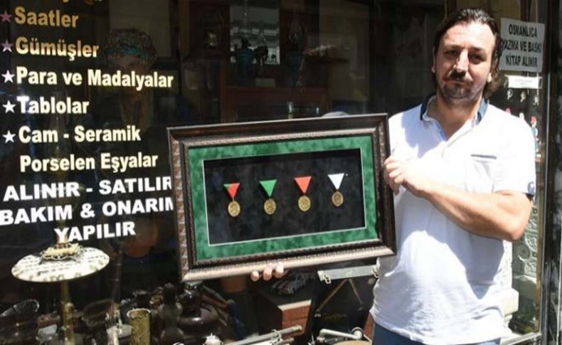 Kahramanların torunları madalya ve beratları satıyor