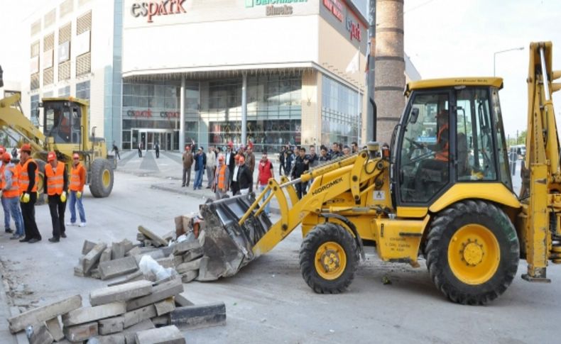 Kaldırım taşlarını sökerek barikat kuran gruba polis müdahalesi: 13 gözaltı