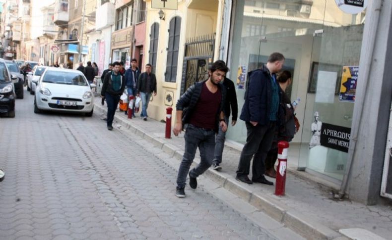 İzmir'in kaldırımlarında 'baba' krizi