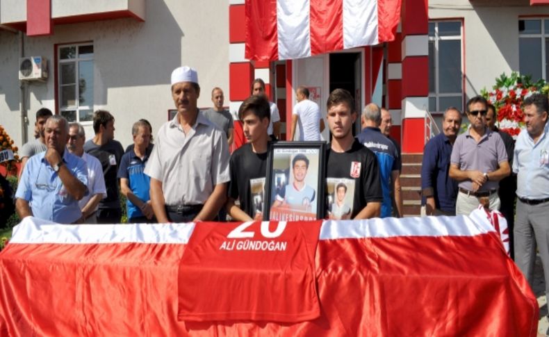 Kale direğinin altında kalan genç futbolcu için tören düzenlendi