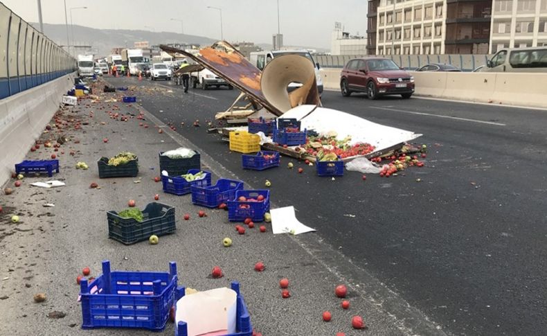 İzmir'de kamyonet kaza yaptı! Kasasındaki sebze ve meyveler yola saçıldı