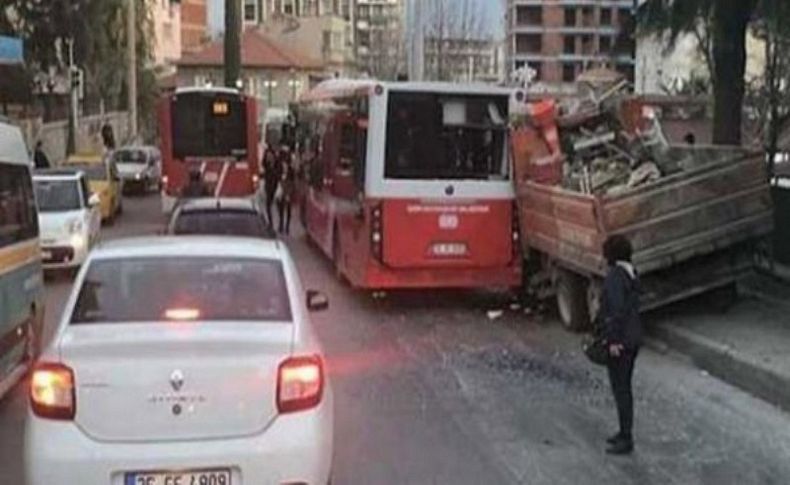 Kamyonet, yolcu indirmek için durakta duran otobüse çarptı