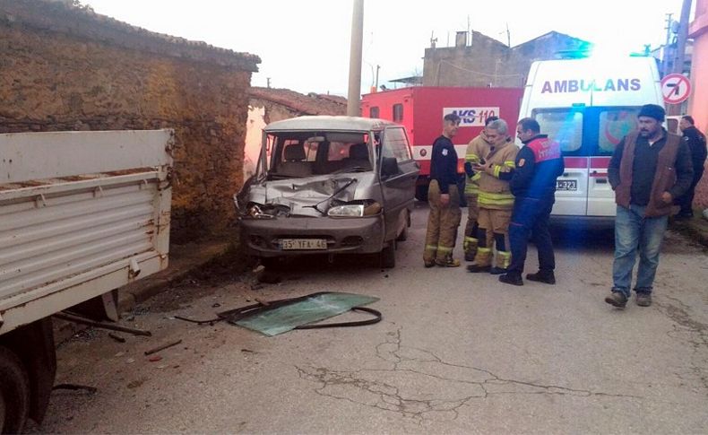 Kamyonete çarpan minibüsün sürücüsü yaralandı