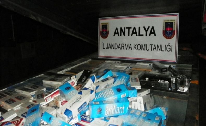Kamyonetin damperine gizlenmiş 21 bin kaçak sigara ele geçirildi