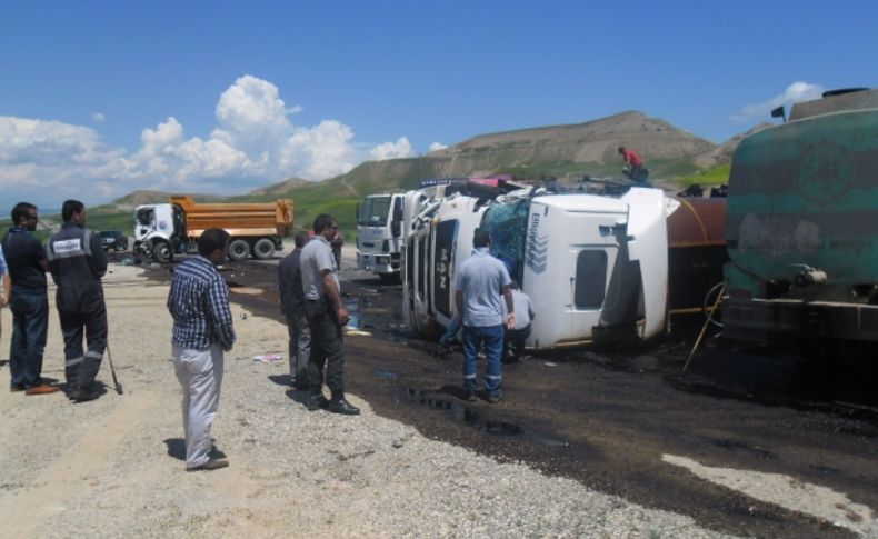 Kamyonun çarptığı mazot dolu TIR devrildi