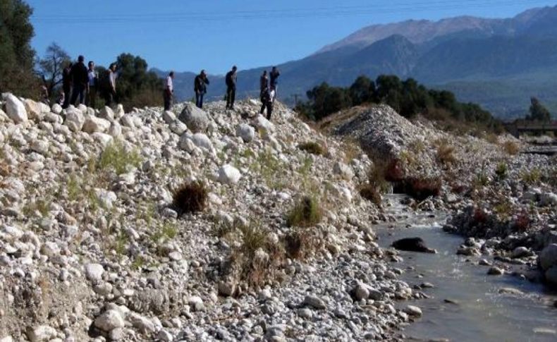 Kanala Düşen Kadinin Cesedi 8 Kilometre Sürüklendi