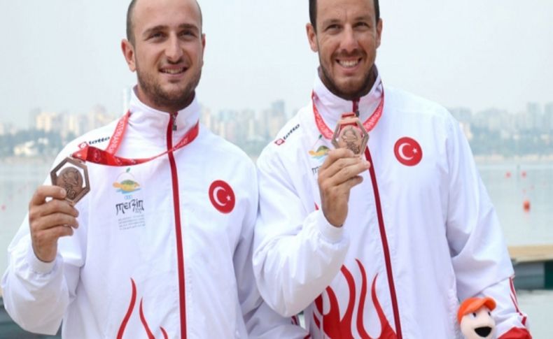 Kanoda bronz madalya alan Türk sporcular göz yaşlarını tutamadı