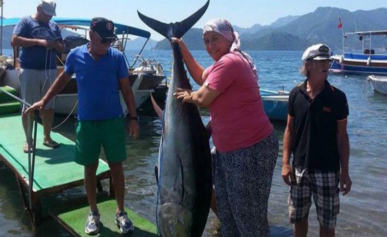 Boyundan büyük orkinos yakaladı