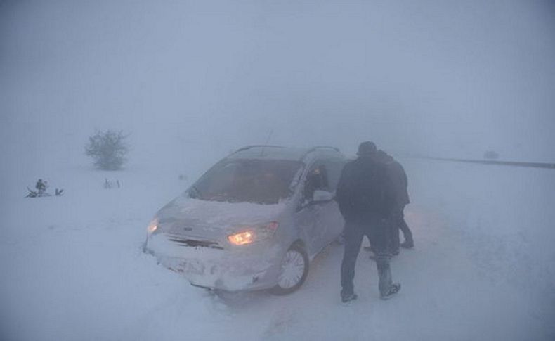 Kar ve tipi nedeniyle 90 karayolu ulaşıma kapalı