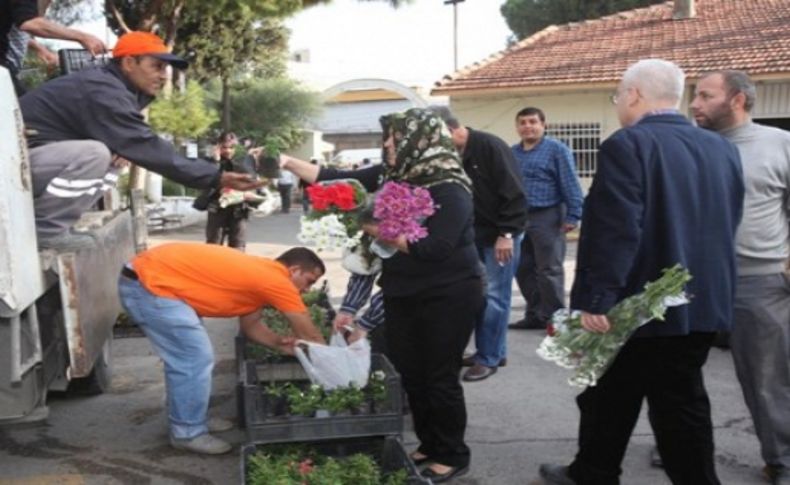 Karabağlar mezarlıkları çiçek gibi oldu