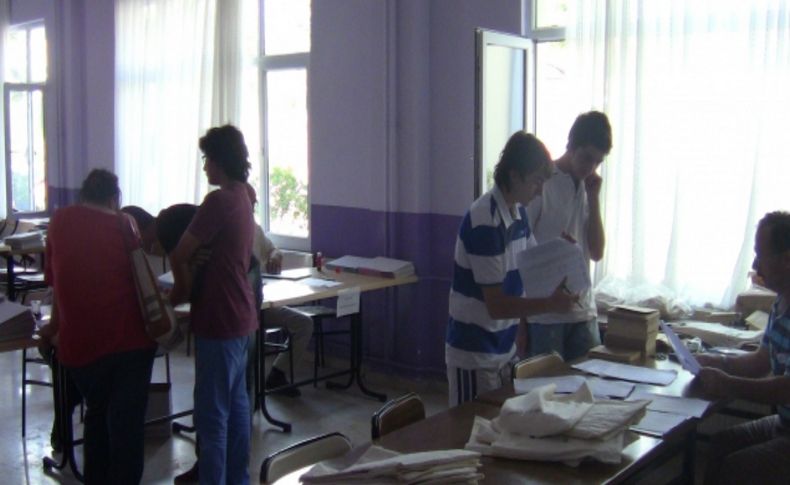 Karamürsel Meslek Yüksekokulu'nda kayıtlar sorunsuz devam ediyor