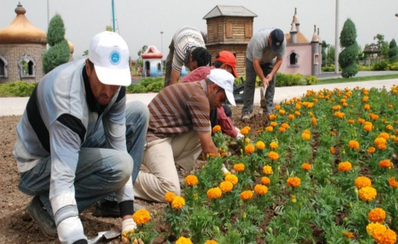 Karatay mevsimlik çiçeklerle donatıldı