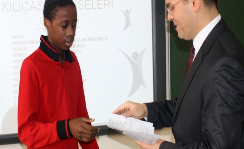 Karne sevinci yaşayan Afrikalı öğrenciler 2 yılda 3 dil öğrendi