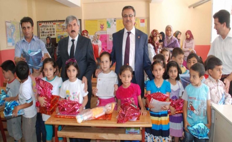 Karnelerini alan öğrencilere 'tatilde bol bol kitap okuyun' tavsiyesi