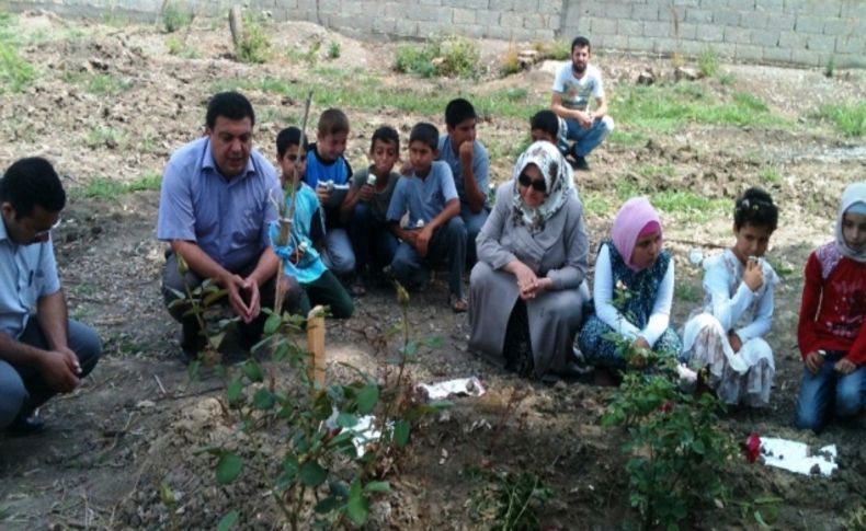 Karnelerini alıp arkadaşlarının mezarına koştular