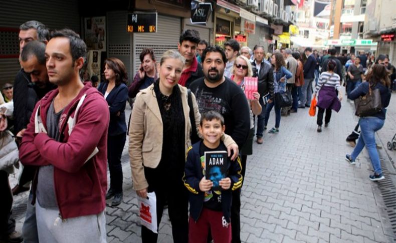 Karşıyaka’da Yılmaz Özdil izdihamı