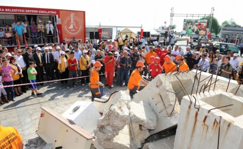 Karşıyaka’da deprem tatbikatı için bina yıkılacak