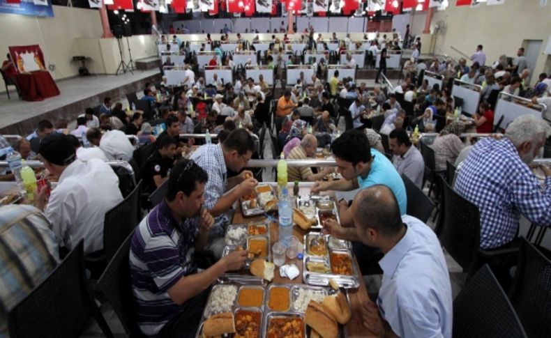 Karşıyaka'da ilk iftar