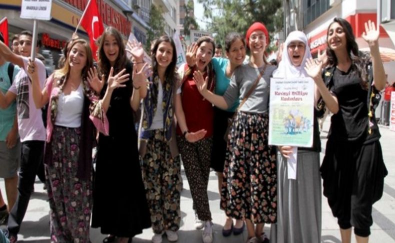 Karşıyaka’da şenlik bitmiyor tiyatro şenliği de “perde” dedi