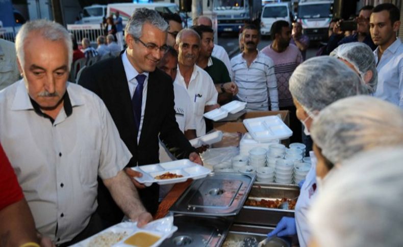 Karşıyakalı Romanlara iftar yemeği