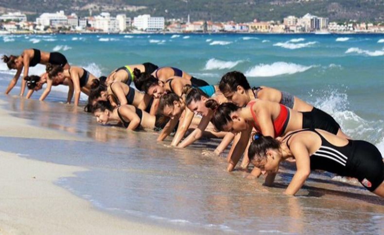 Karşıyakalı voleybolculara plajda kondisyon yüklemesi