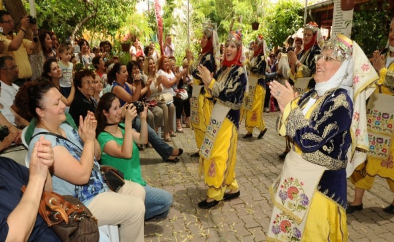 Karşıyaka’nın gönüllü kadınlarından zeybek gösterisi